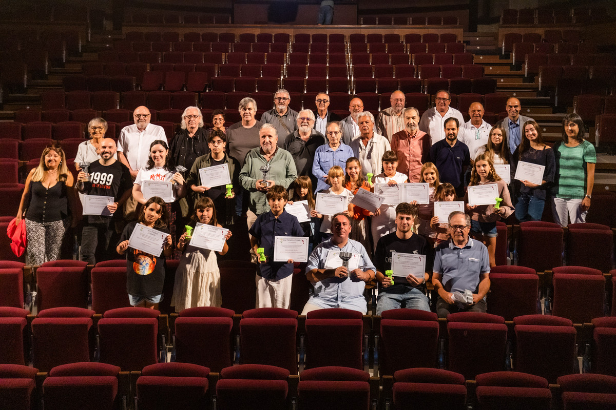 Guanyadors dels premis, membres del jurat i les autoritats municipals, en la foto de família a l’Auditori-Teatre després de l’entrega dels premis
