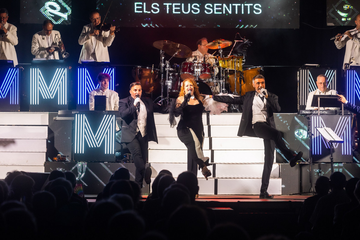 L’Orquestra Internacional Maravella va tornar a omplir el pavelló durant el concert (a la foto) de dissabte a la tarda i el ball de la nitA dalt, el pregó de Gil Prat; a baix, la salutació dels actors del grup Arrels després de representar ‘La gàbia’, dissabte