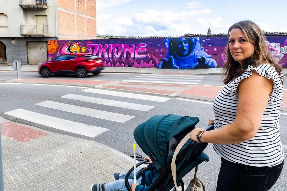 Sònia Jiménez i el seu fill, al pas de vianants on es va produir l’atropellament. Al braç, ben visibles els hematomes
