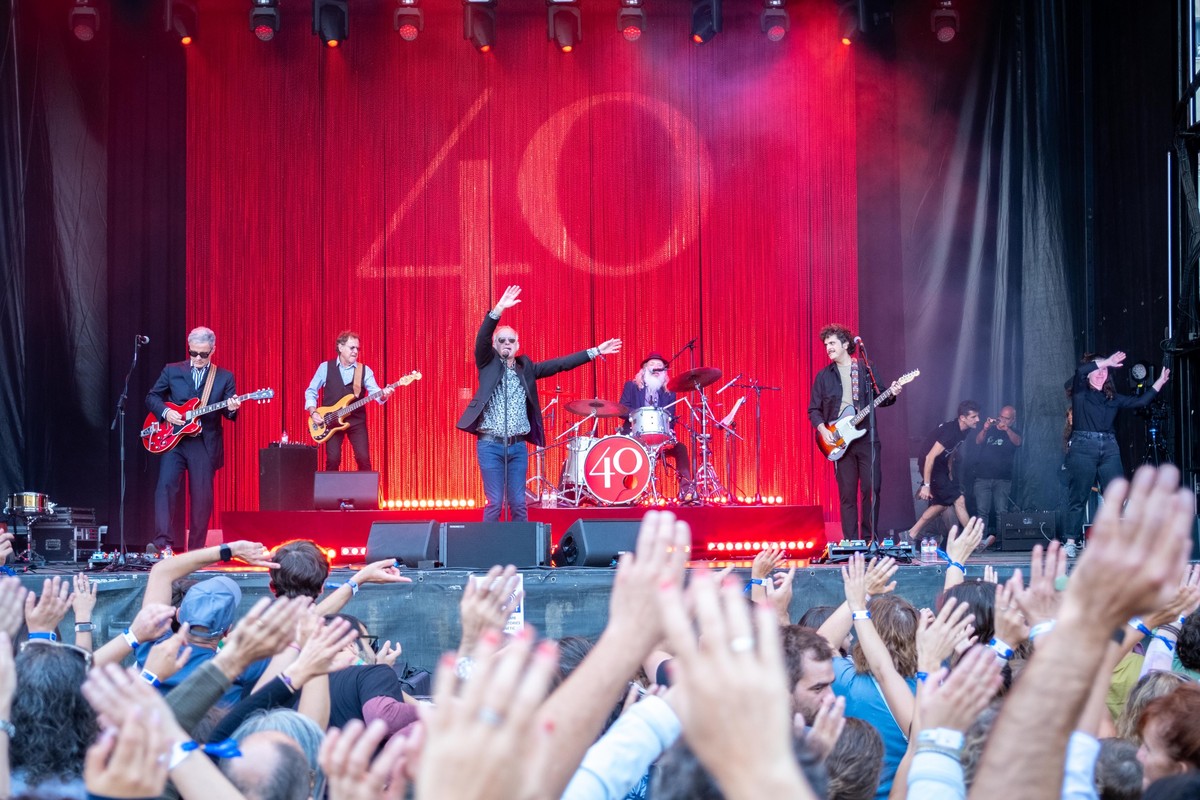 A dalt, l’actuació d’Els Pets, en la gira del seu 40è aniversari; a baix, els Figa Flawas, els altres caps de cartell del festival