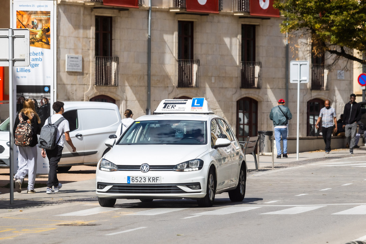 Un cotxe d’autoescola, divendres al matí a la rambla Hospital de Vic