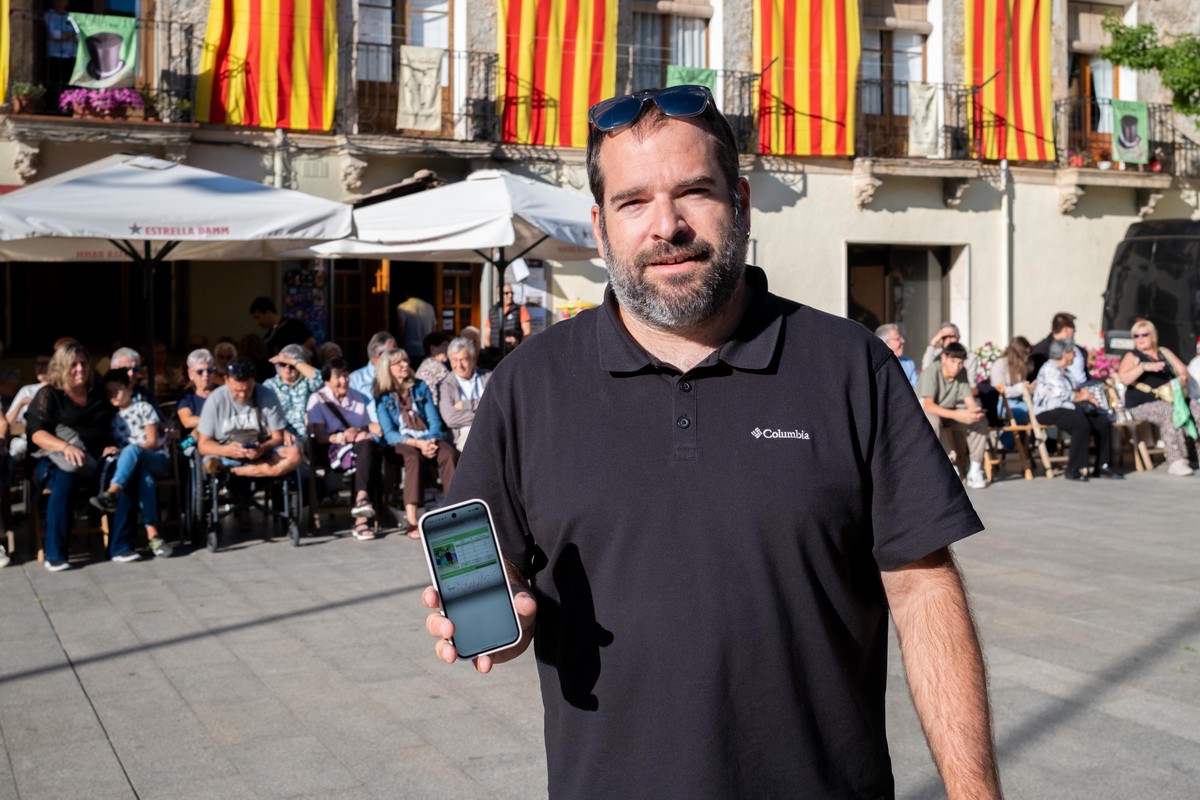 Arnau Birba, dilluns passat abans de la ballada de la Gala, amb l’aplicació