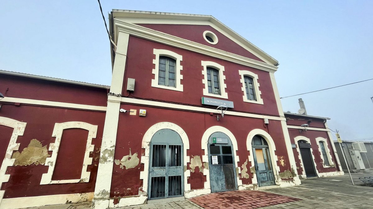 La façana de l'estació de tren de Manlleu, en una imatge d'arxiu