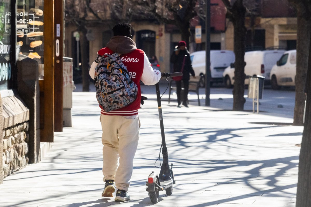 Un conductor de patinet, en una imatge d'arxiu, a Vic