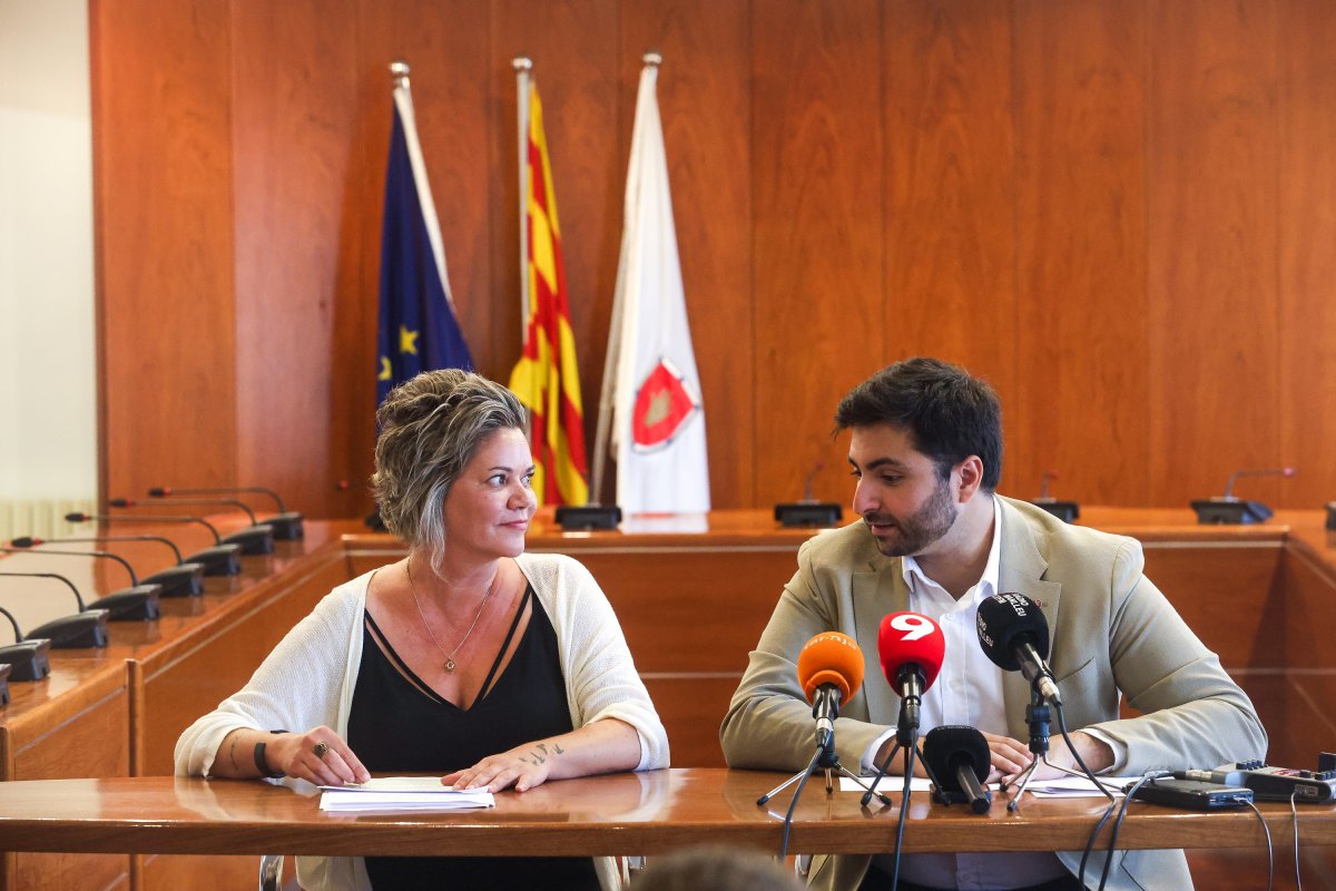 Eva Font (ERC) i Arnau Rovira (Junts), en un moment de la roda de premsa d'aquest matí