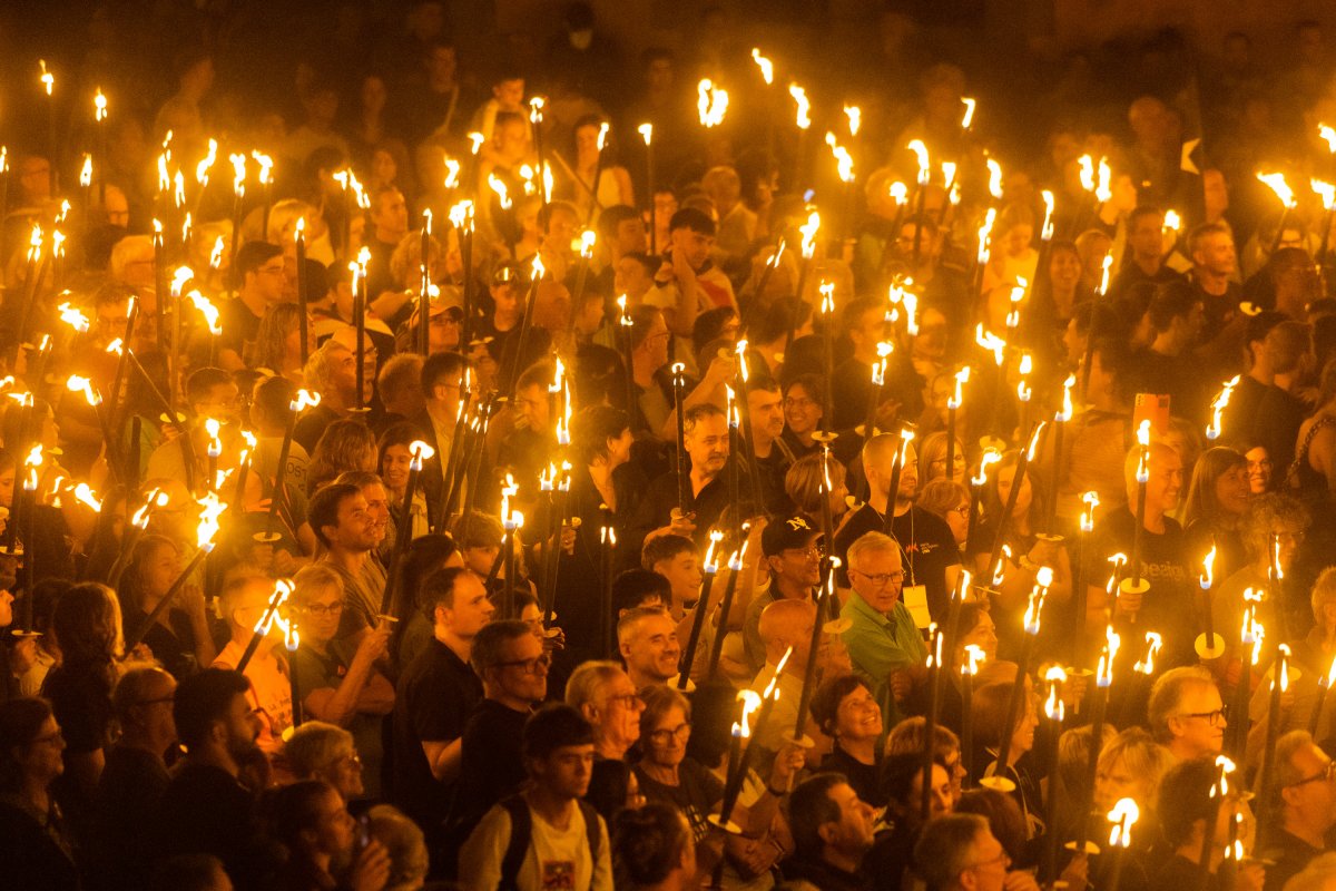 La Marxa ha concentrat desenes i desenes de persones a la plaça de la Catedral de Vic