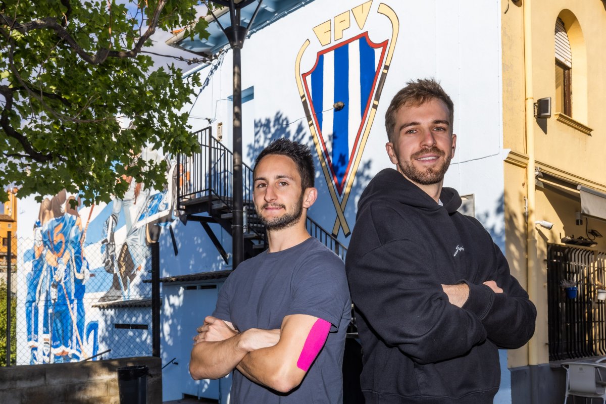 Eric Vargas i Arnau Canal al davant les oficines del club, aquest dimecres a la tarda