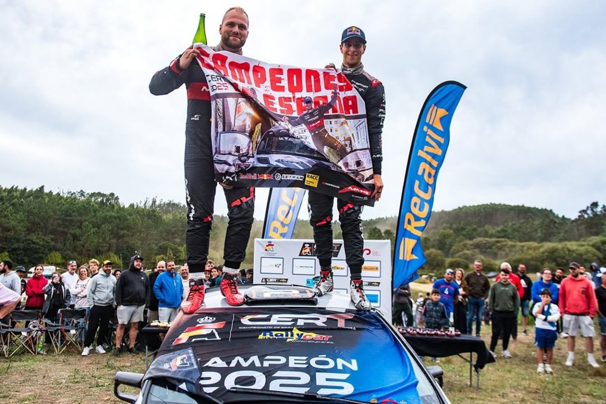 Gil Membrado i Jandrín López celebrant la victòria damunt del Ford Fiesta