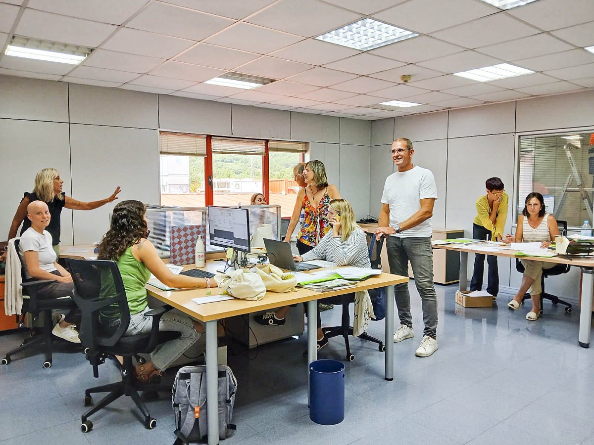 L'equip d'oficines, en una imatge ja a Castellterçol, a les antigues naus de Casa Mas