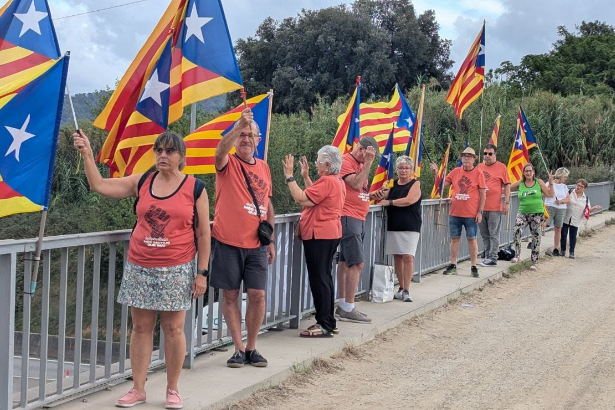 Militants de l'assemblea de Granollers, diumenge al pont de l'AP-7 a l'alçada de l'antic peatge de la Roca