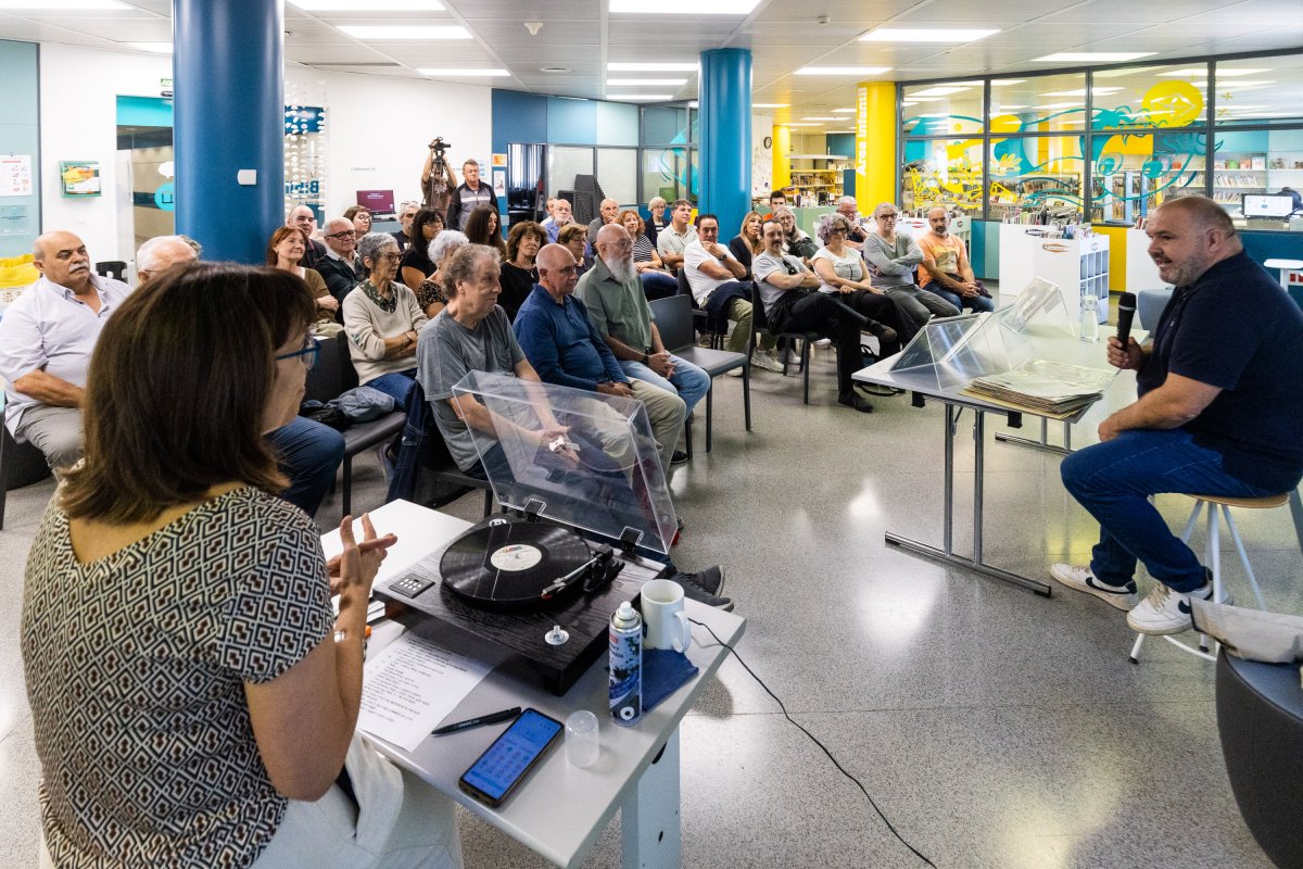 Jordi Armenteras, repassant vinils