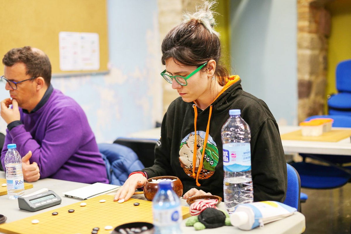 Judit López durant una partida de Go