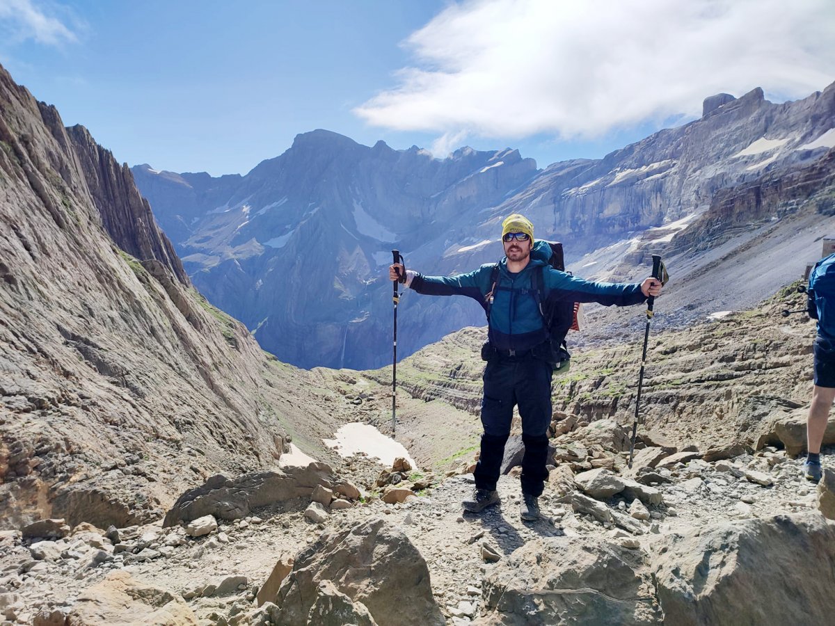 Pep Sans, en un punt del Pirineu francès, des del refugi de Sarradets amb vistes al circ i la cascada de Gavarnie