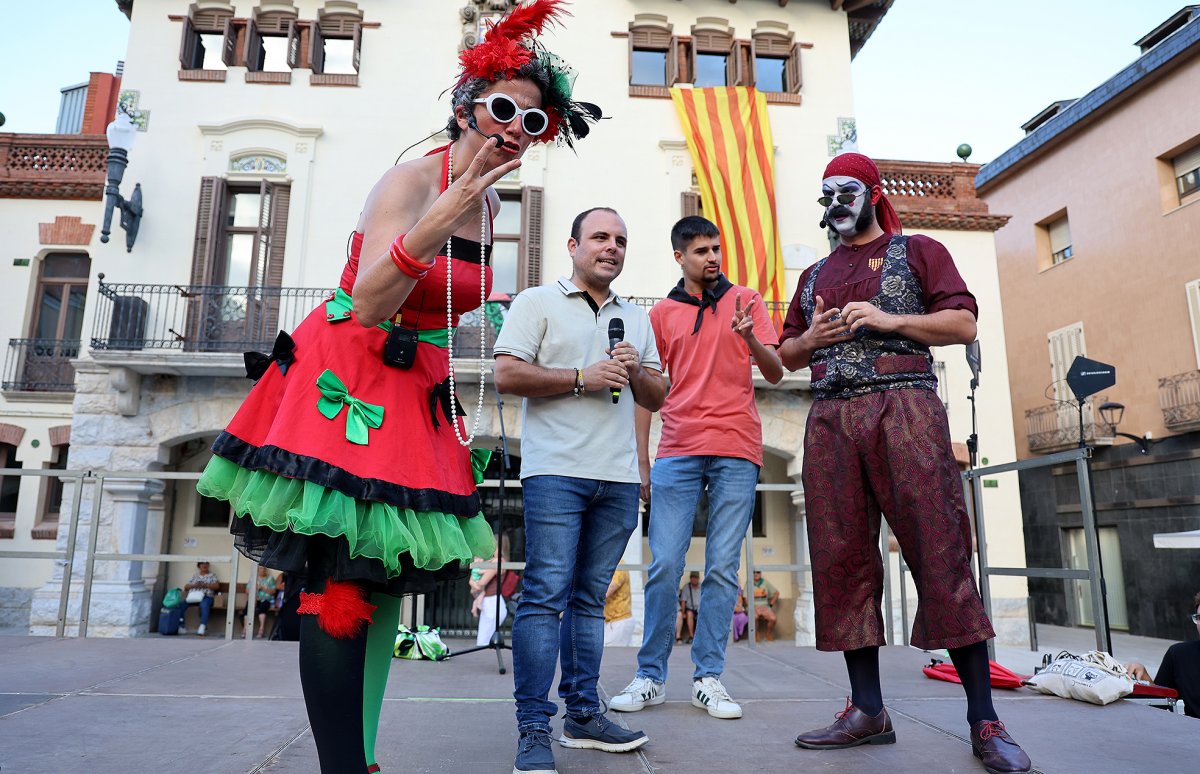 La Muntanyetes i el Pocafarra i l'alcalde, Eduard Vallhonesta, i el regidor de Cultura, Albert Planas, aquest dijous