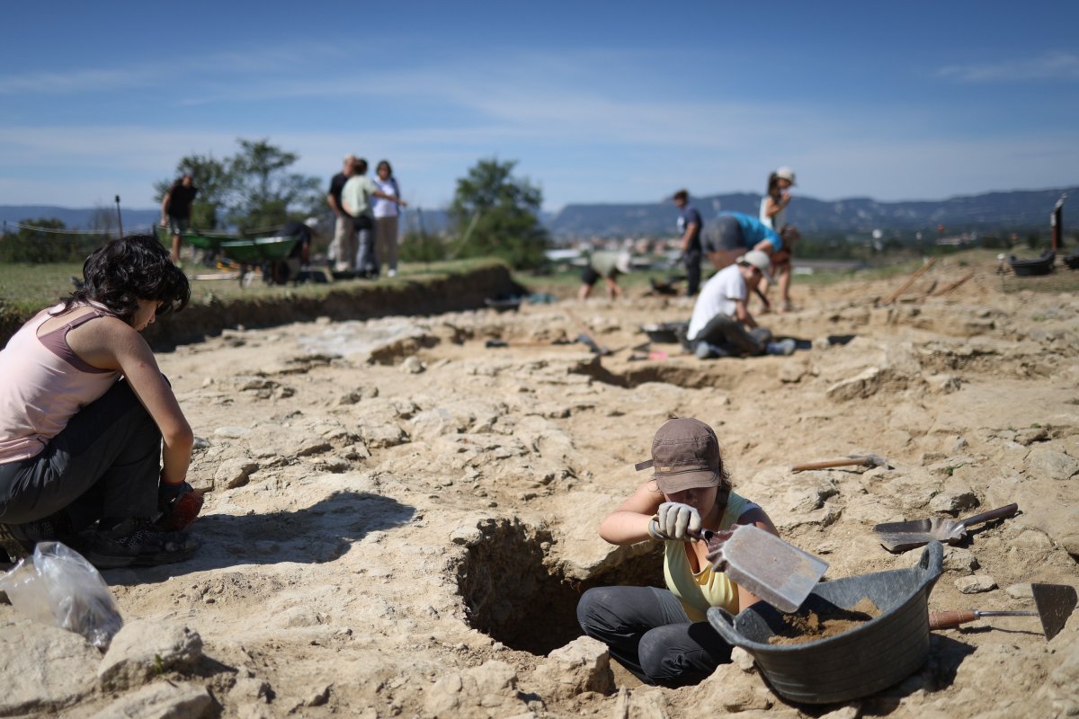 Els treballs d'excavació a ,l'aire lliure de l'Esquera divendres passat, abans de tancar la campanya