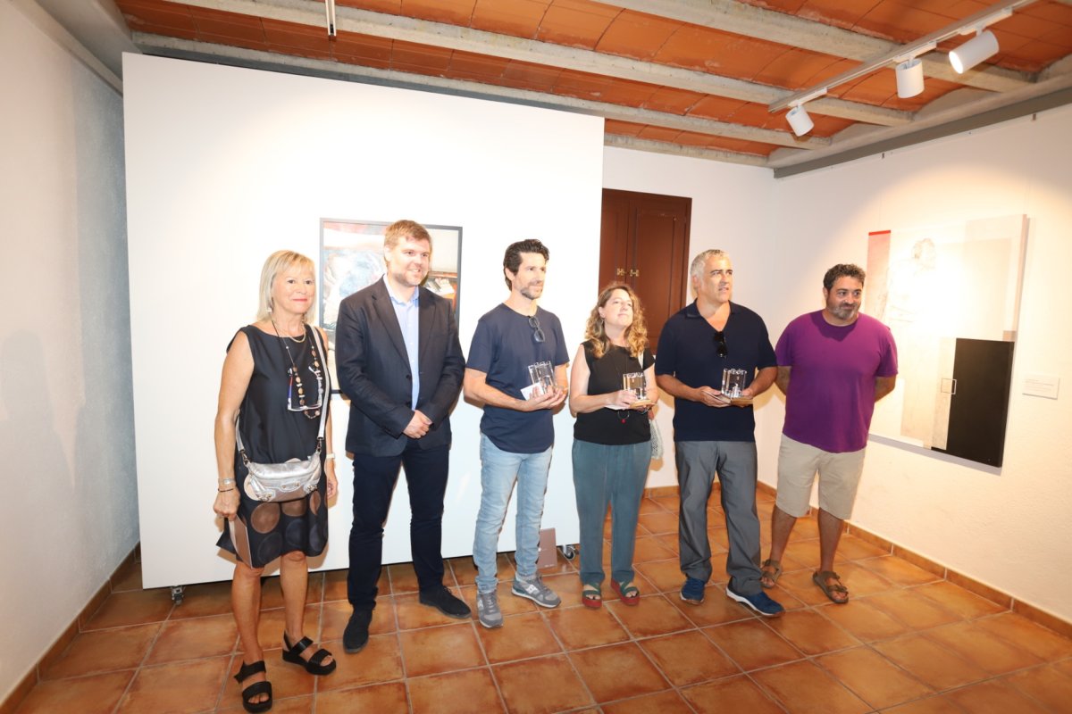 Els premiats Daniel Garcia al mig) amb l’alcalde i Tere Roma i David Casals, de l’organització