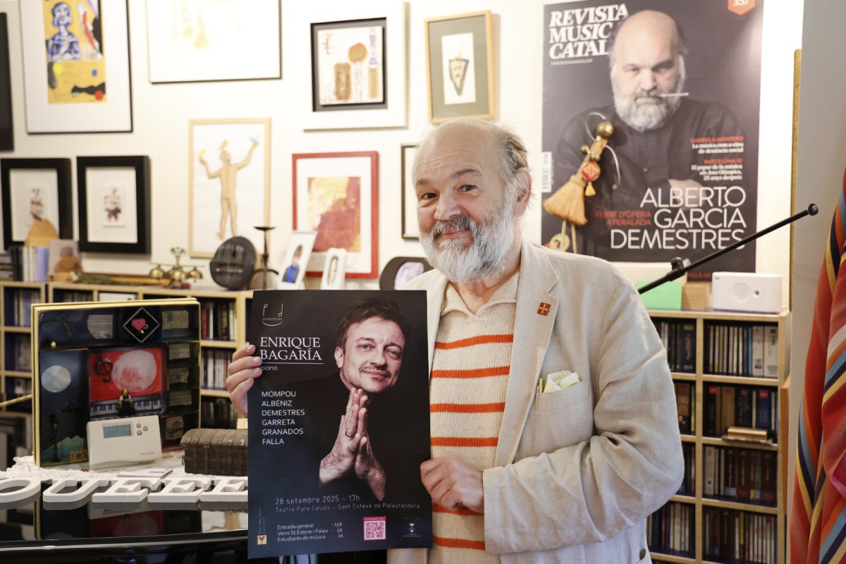 El compositor Albert Garcia Demestres amb el cartell del primer concert que organitza l’Associació Poudemestres