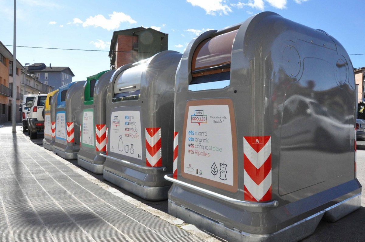 Contenidors de recollida selectiva al Ripollès, en una imatge d'arxiu