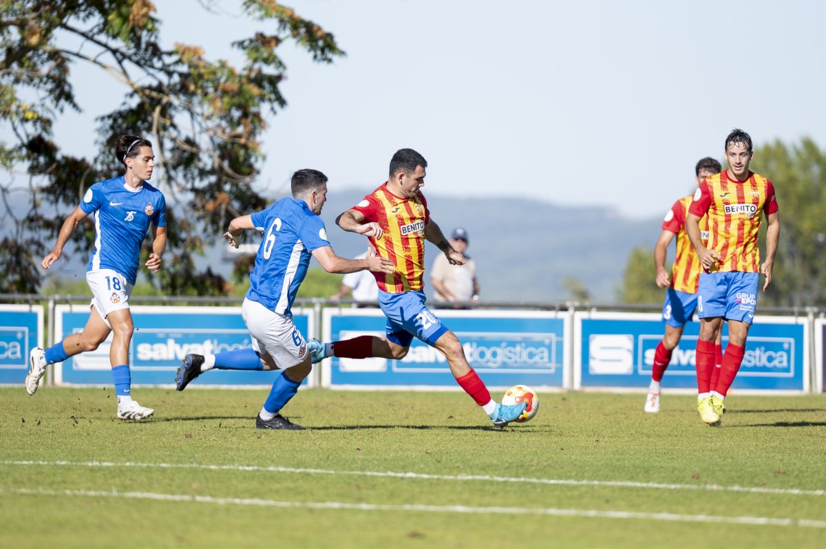 Marc Roquet, autor del gol del Tona, supera el visitant Frutos