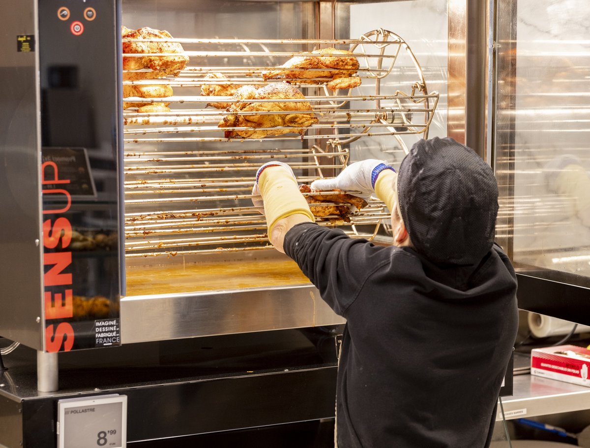 El del pollastre rostit és un dels 13 serveis que Bon Preu ofereix en algunes botigues. En aquest cas, a Camprodon, Centelles, Malla, Ripoll i Vic