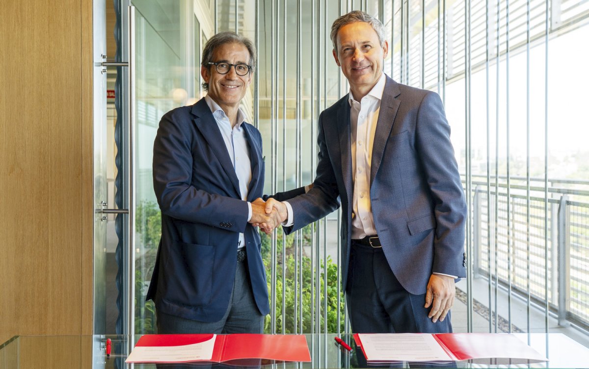 Pau Relat, president de MatHolding  -grup propietari de Terra Nostra- i Javier Cortadellas, directiu de Banc Santander, van firmar l’acord