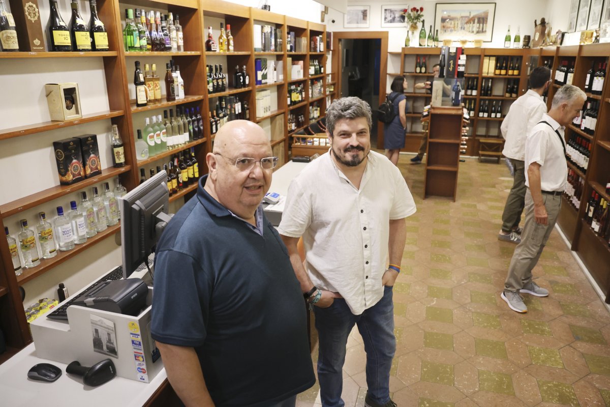 Josep Pasqual Moreno i Santi Martínez dissabte a la botiga de la plaça Maluquer i Salvador, en el darrer dia d'activitat