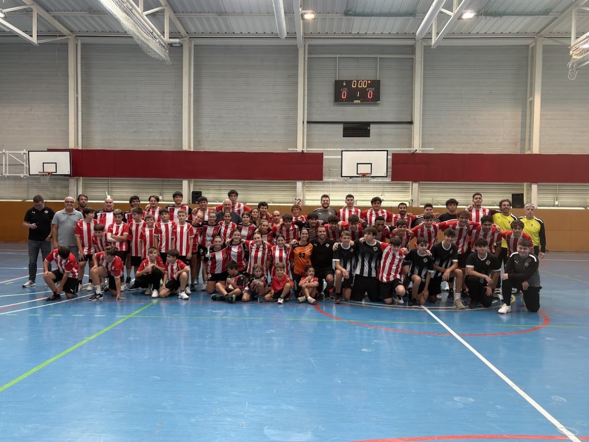 Foto de família del Club Handbol Vic