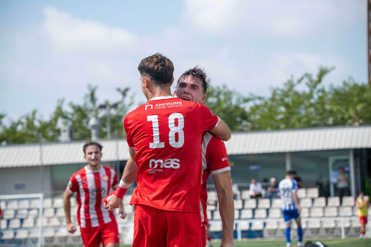 Chema Moreno abraça Ignasi Quer després de fer l’1 a 1