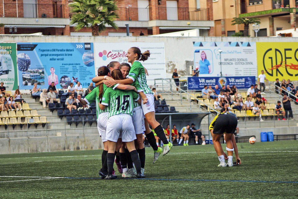 Les jugadores del Vic Riuprimer celebren un dels gols de Rut Cardona