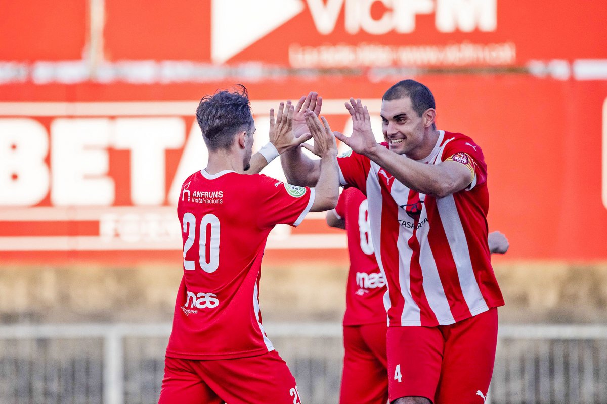 Gil Bertrana, de cara, celebra amb Salamanca un dels gols del Vic que van permetre acabar empatant el partit contra el Mollerussa