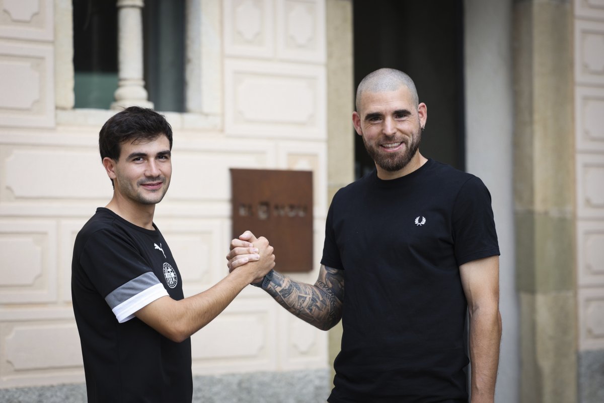 Martí Riera, jugaror del Vic, i Eduard Fortet, entrenador del Tona, amb una encaixada de mans davant d'EL 9 NOU