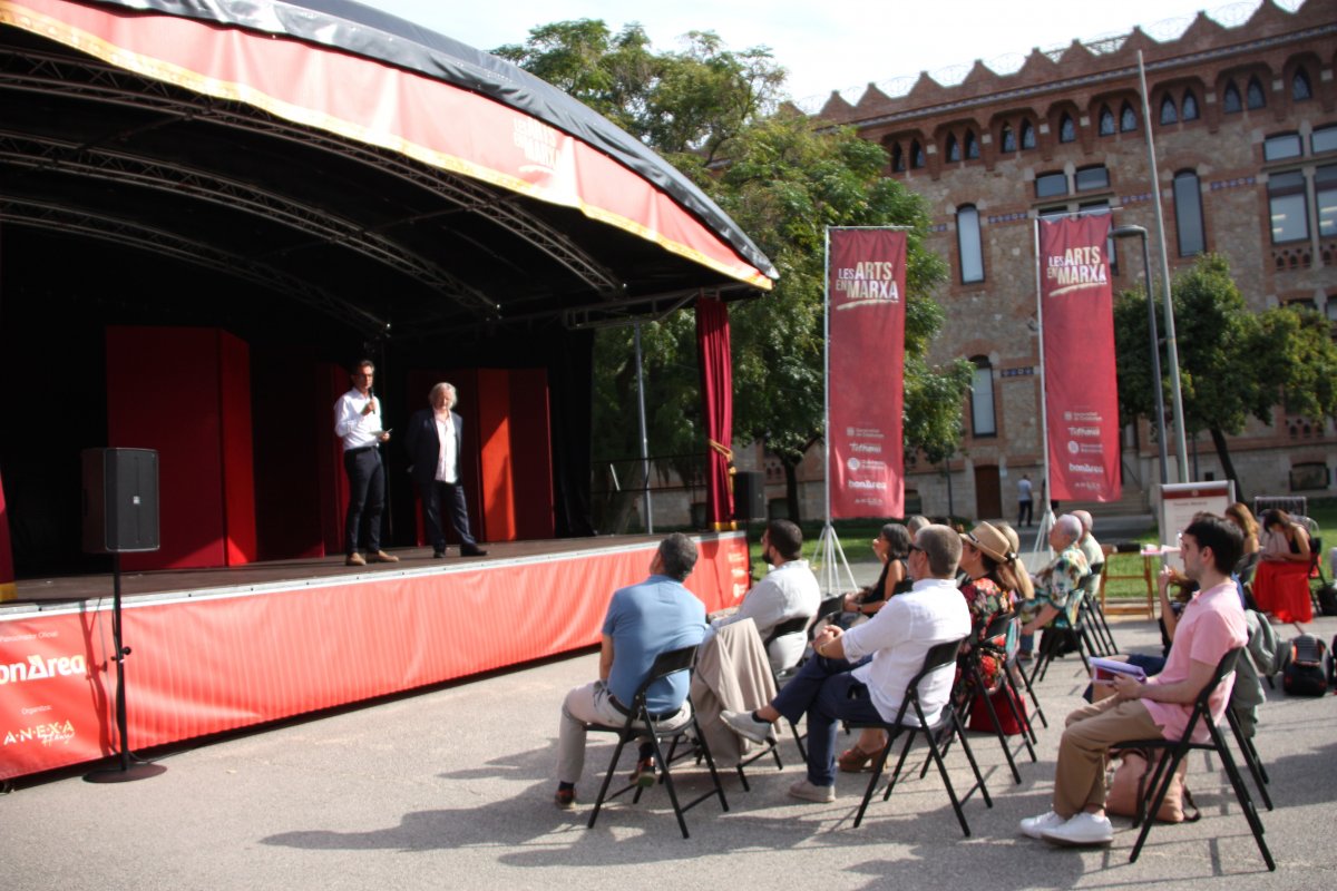 La presentació de la iniciativa, sobre l'escenari itinerant