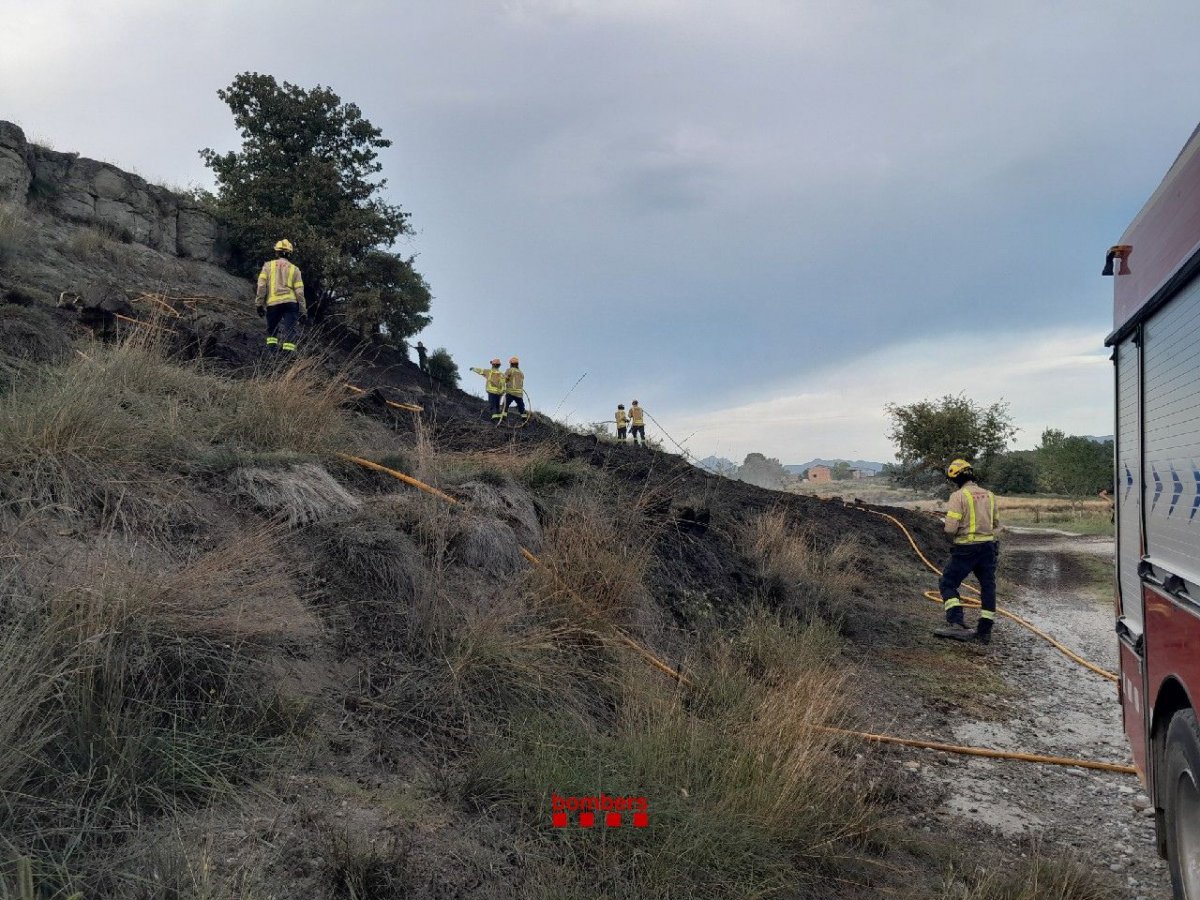 L'incendi d'aquesta tarda, amb els Bombers desplegats sobre el terreny