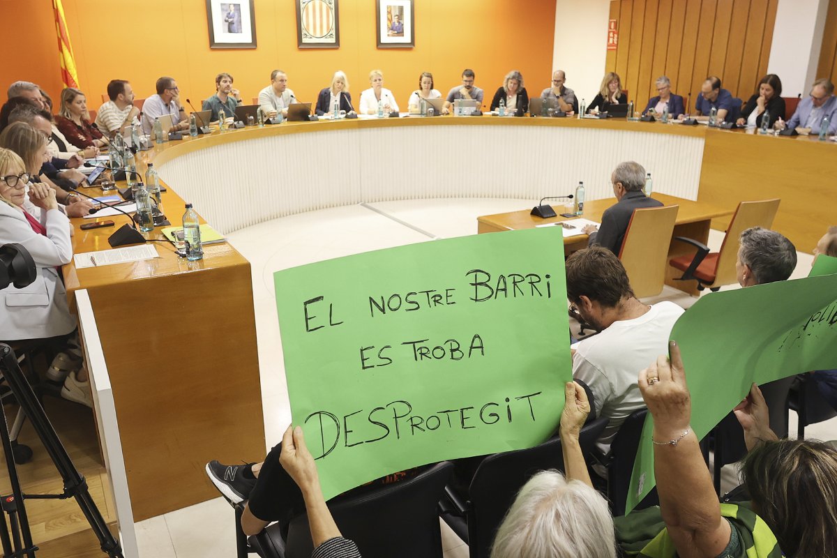 Una pancarta d'un veí de la Font Verda al ple
