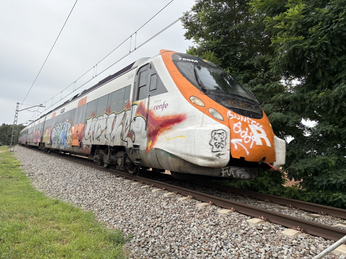 Un tren de l'R3 abans d'arribar a Vic