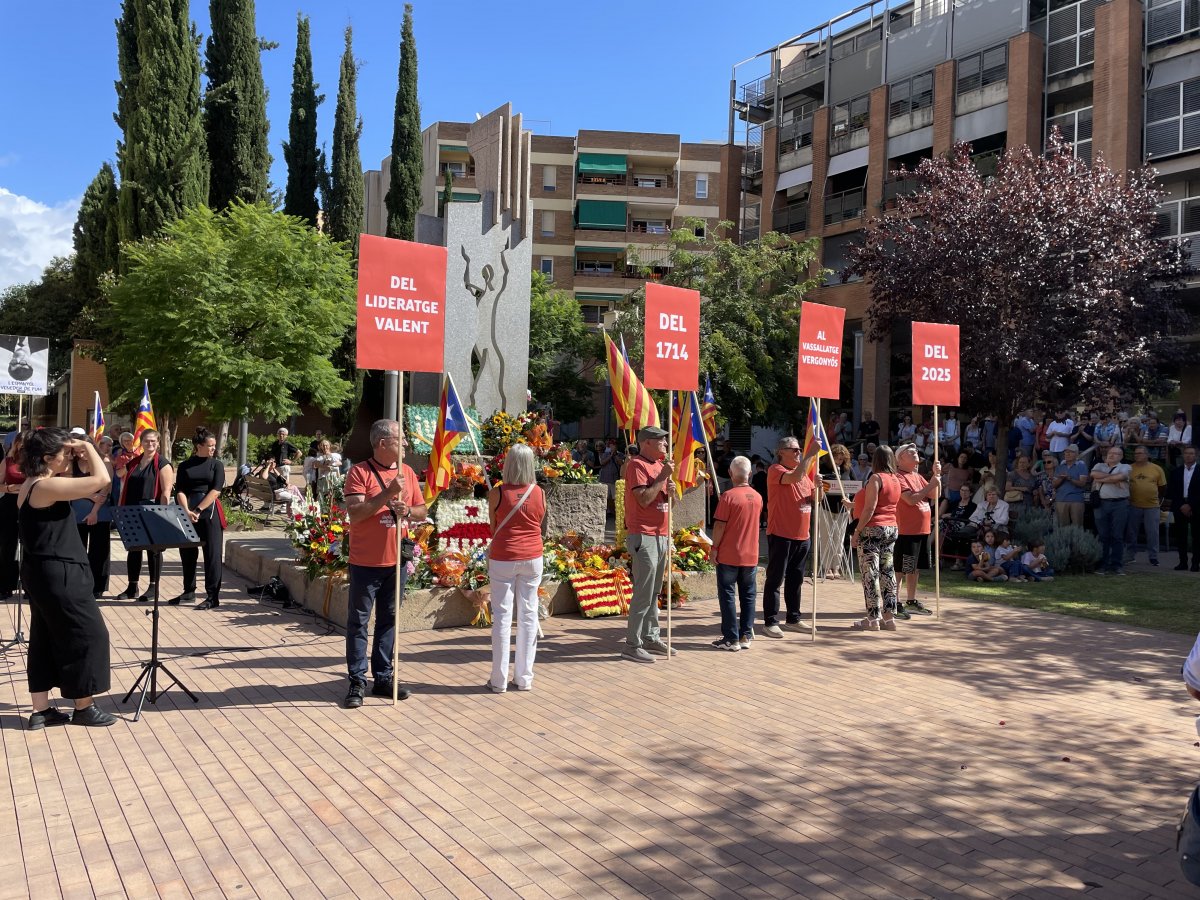 Membres de l'ANC situats per sorpresa davant del monument després de les ofrenes