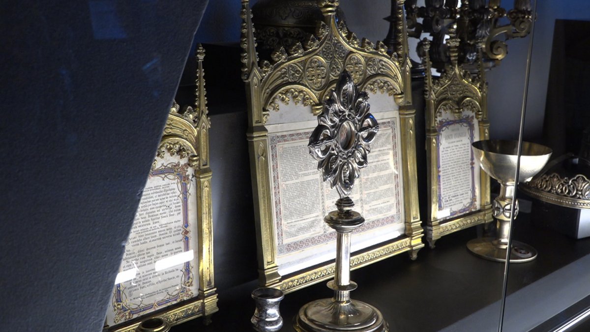 Algunes de les relíquies exposades a la sala-museu de l'església de Centelles