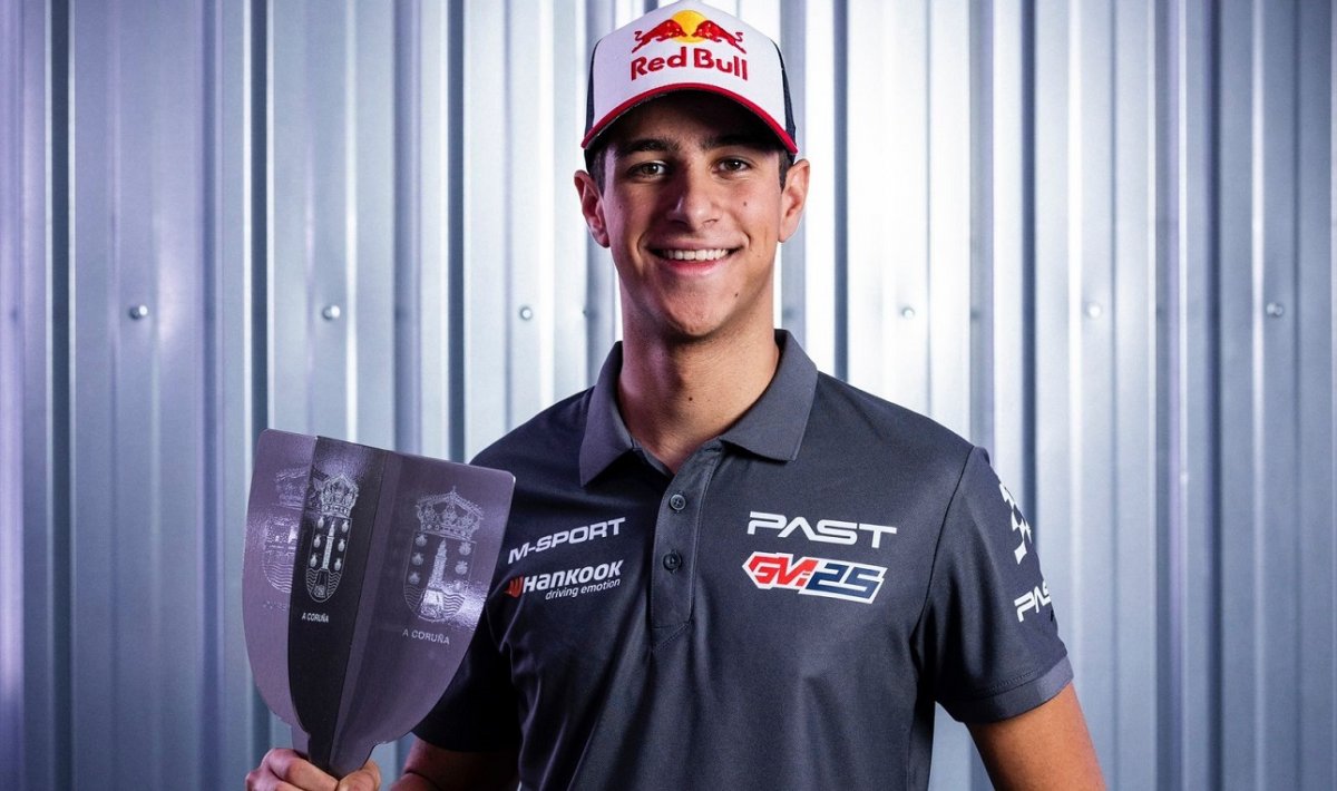 Gil Membrado, amb la copa que l'acredita com a campió