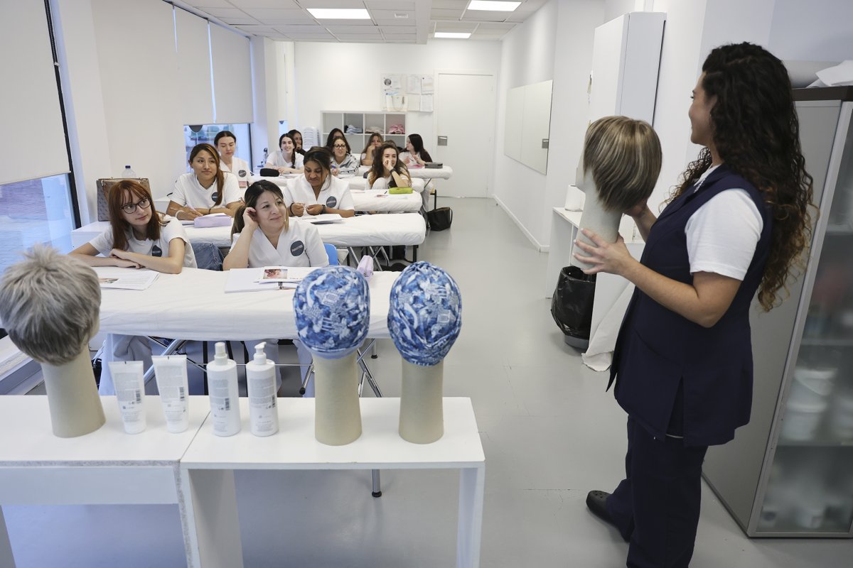 La professora del Parc Estudi Clàudia González mostrant perruques a la primera classe del mòdul, de dijous