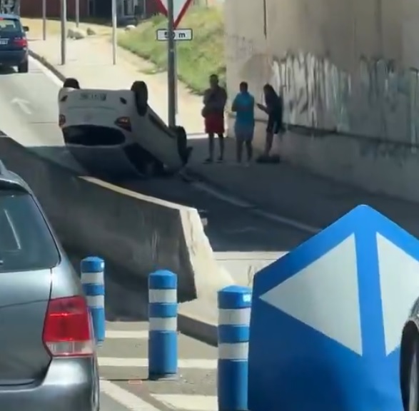 El vehicle bolcat a la sortida de la ronda Nord