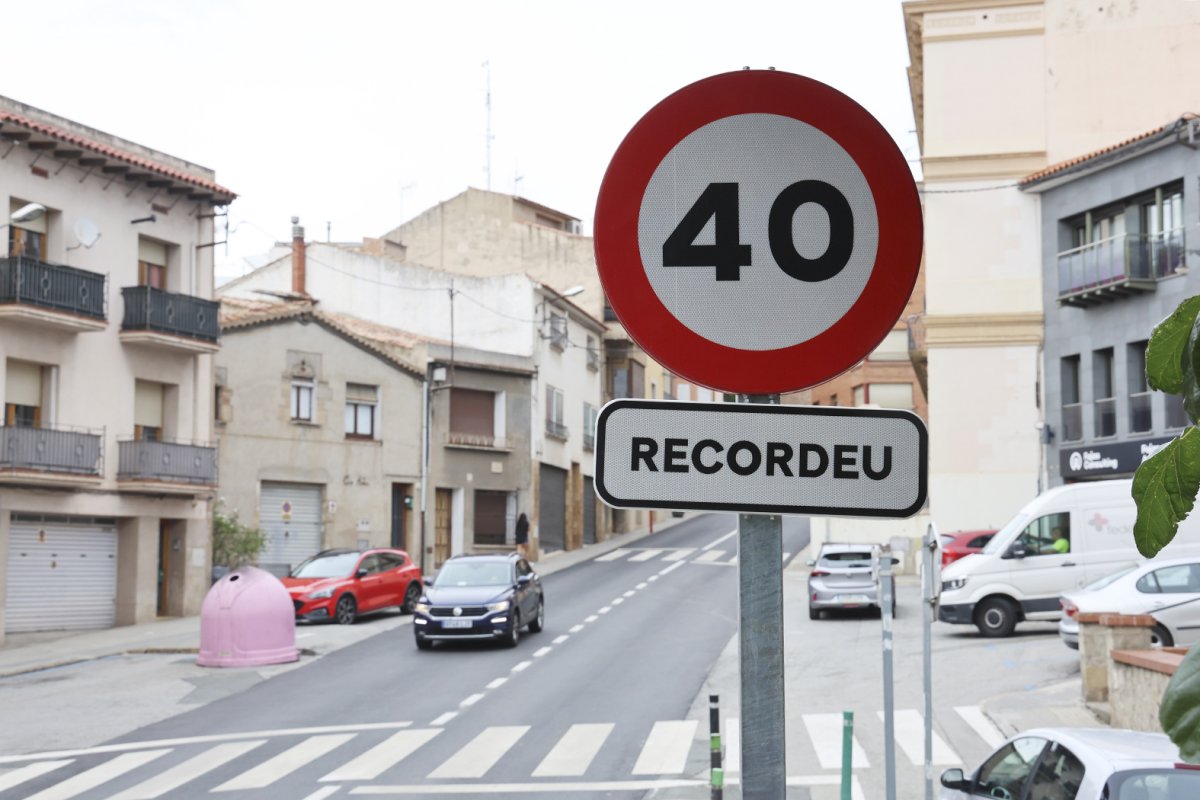 La C-59 al seu pas pel nucli de Sant Feliu, amb la nova senyalització de velocitat