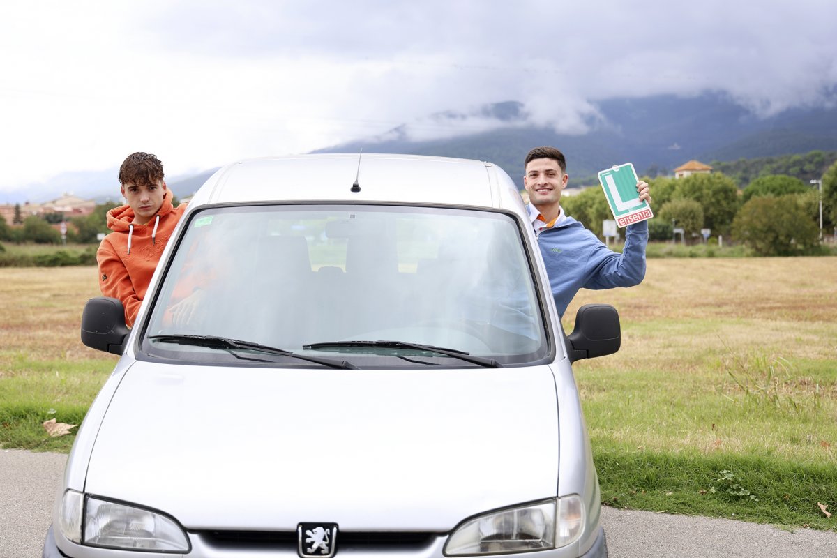 Pau Blas i Aleix Reixach amb un cotxe a la zona del remei de Santa Maria de Palautordera