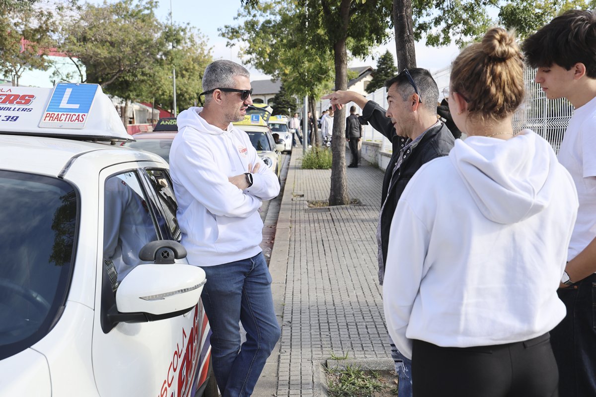 Un professor de l’Autoescola Els Til·lers de Granollers durant la jornada d’exàmens aquest dijous al matí a la zona dels cines de Granollers, al polígon del Ramassà