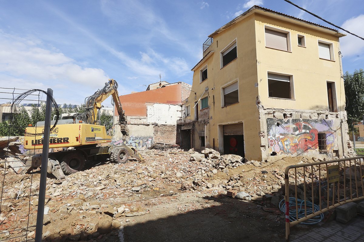 L'enderrocament de Cal Fuster va començar la setmana passada i s'hi faran pisos de lloguer