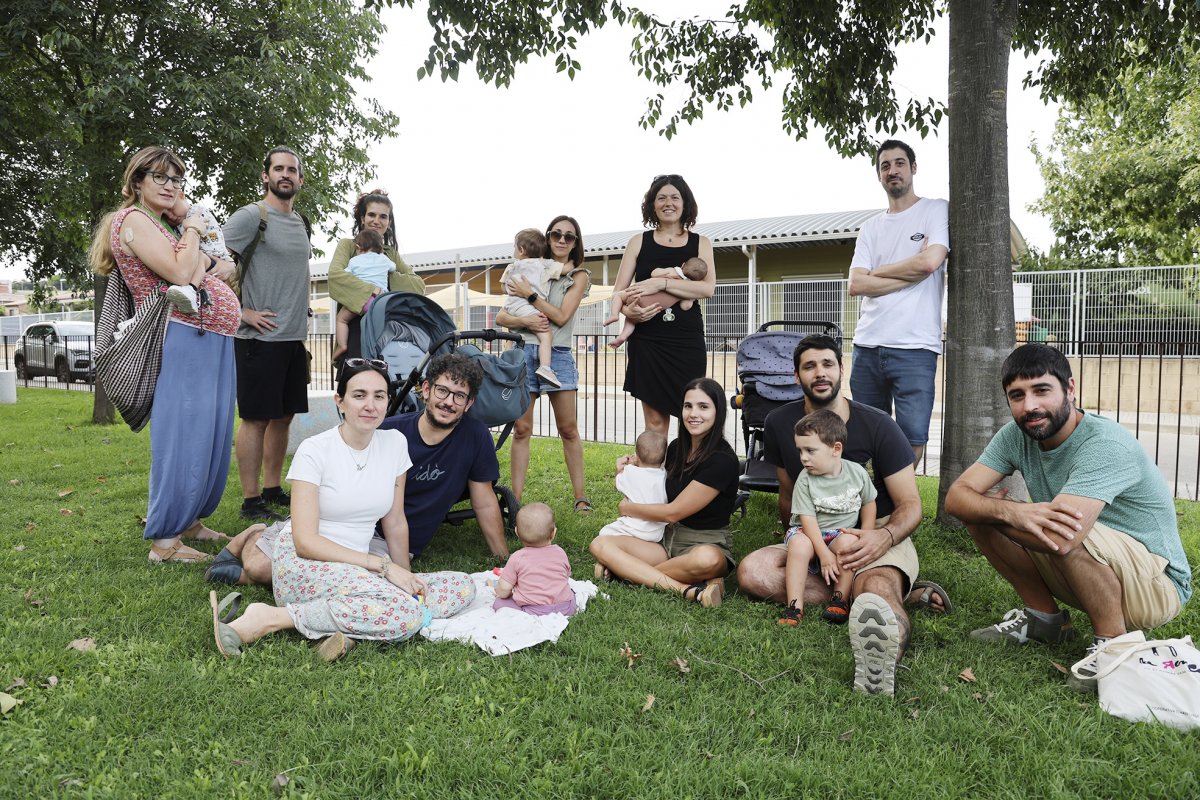 Els membres de la plataforma SOS Escola Bressol Llinars volen que l’Ajuntament millori l’atenció a l’escola Petits Estels