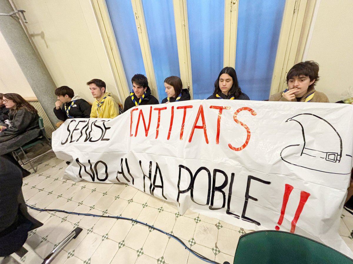 Una protesta al ple de Cardedeu de l’Esplai Bruixes i Bruixots