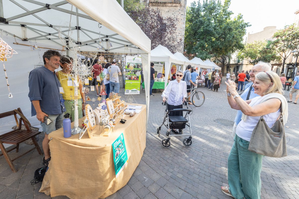 Una quarantena de parades es van repartir per la plaça Sant Corneli de Cardedeu dissabte al matí