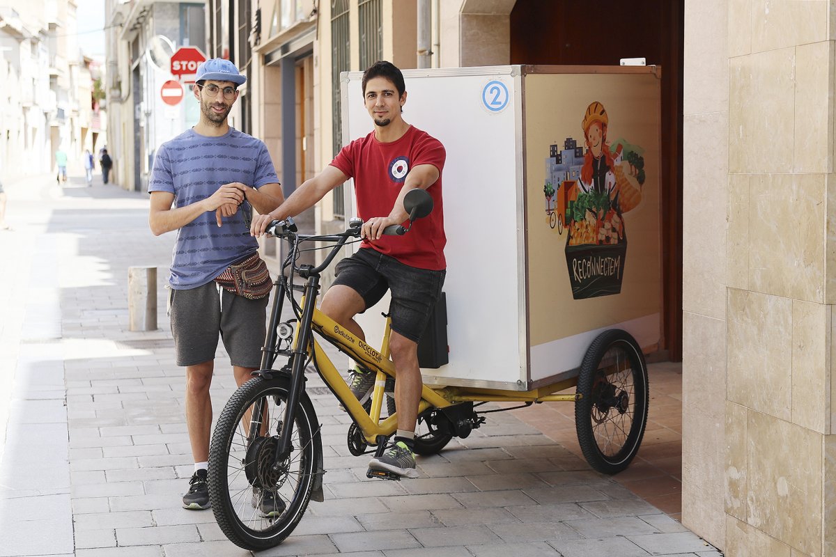 Dos treballadors de Granollers Pedala, Pol Baró i Esteve Capelles, durant un servei al carrer Corró de Granollers