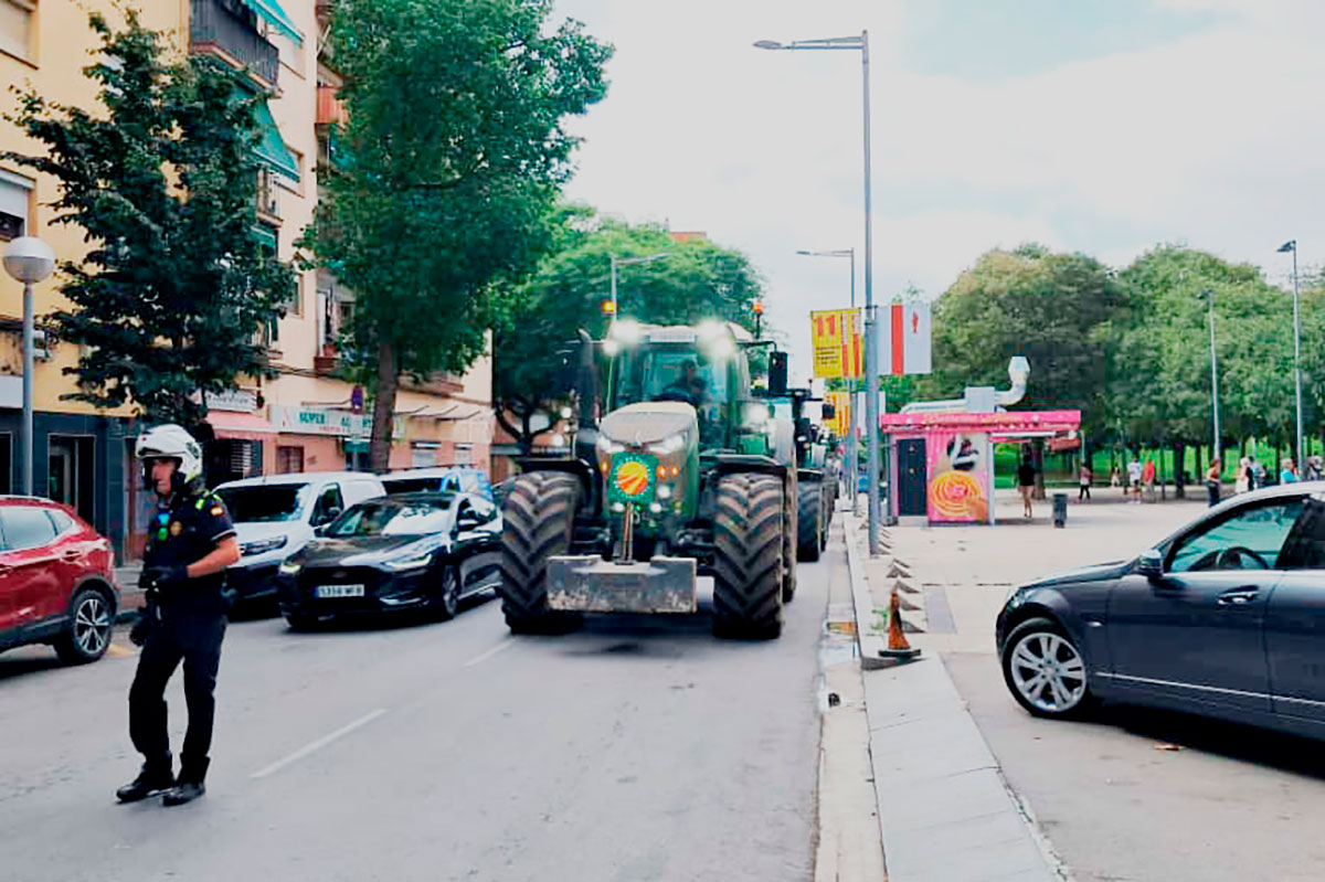 Els tractors dels pagesos de Gallecs en la seu pas per l'avinguda Llibertat