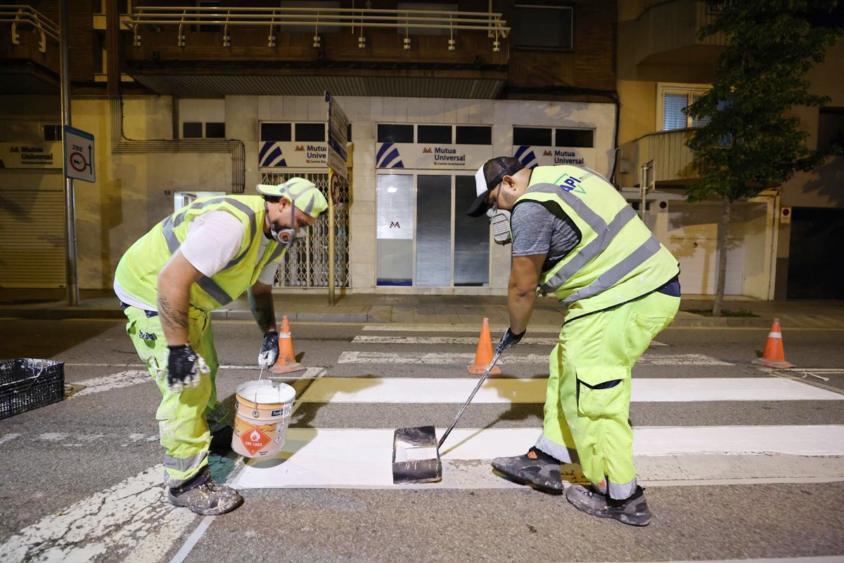 Treballs de repintat d'uns pas de vianants al carrer Prat de la Riba
